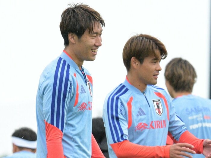 「鎌田大地と佐野海舟が抱き合うように喜ぶシーンも…」W杯取材記者が見た“意外な関係性”「GK鈴木彩艶が仲良くしゃべる“隠れパリ五輪世代”とは…」＜Number Web＞ photograph by TOKYO SPORTS/AFLO