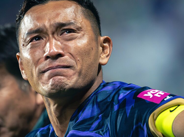 寿人さんがいなかったら…」3度目優勝の夜、佐藤寿人の胸で青山敏弘は