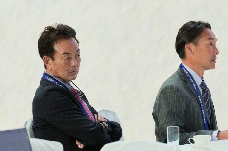 ドラフト会議のテーブルで険しい表情を浮かべる水野本部長 ／ photograph by Yuki Suenaga