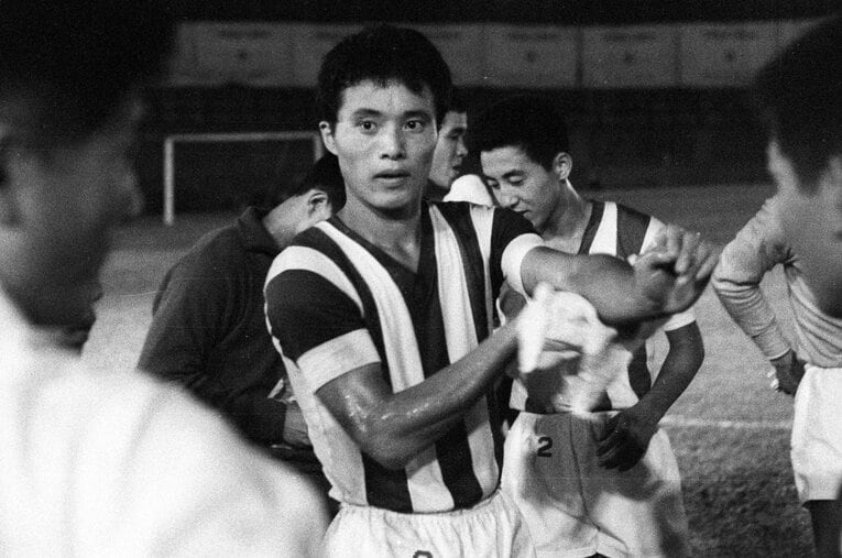 早慶サッカー定期戦、早稲田大学1年時の釜本邦茂。2025年8月10日、肺炎により81歳で生涯を閉じた ／ photograph by 日刊スポーツ／アフロ