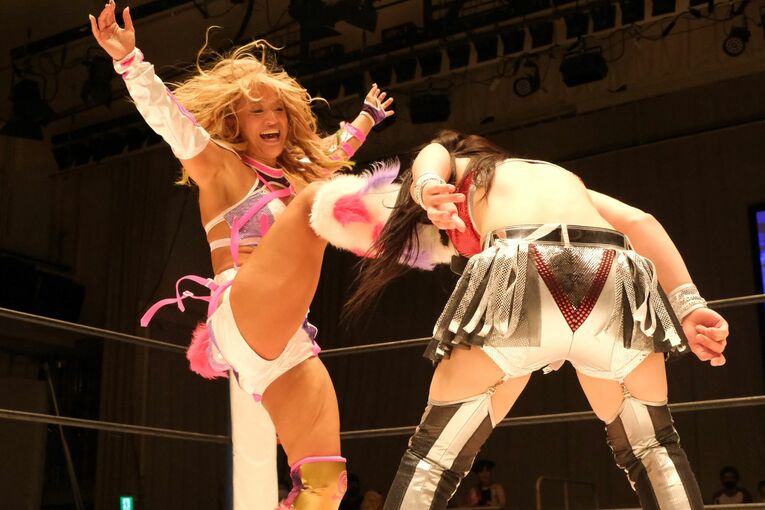 SAKI（左）vs.清水の一戦。SAKIは清水の成長を願ってリングに上がった