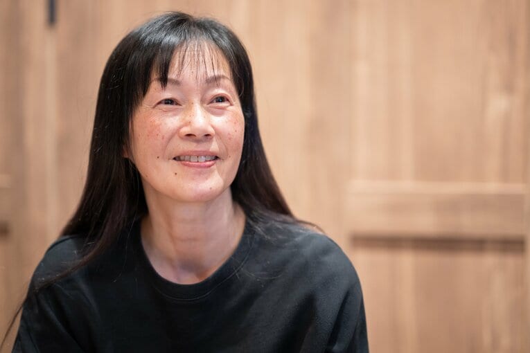 インタビューに答える現在の福岡晶さん