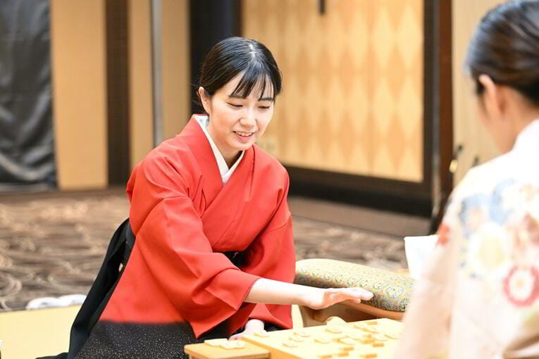 清麗戦第1局では「コンサドーレカラー」の和服で臨んだ渡部　©Keiji Ishikawa