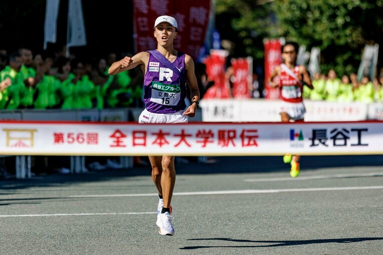 全日本駅伝、8区立教大アンカーの安藤圭佑（4年）はシード権獲得に拳を突き上げる　©Kiichi Matsumoto