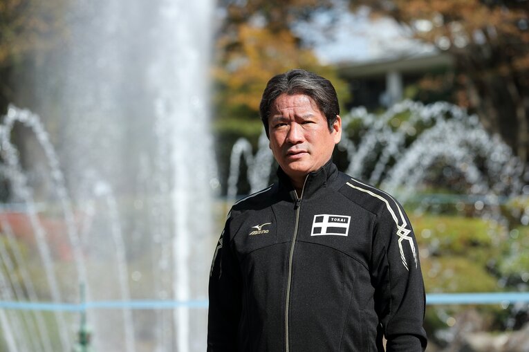 現在東海大で指導する両角監督　(C)Shigeki Yamamoto