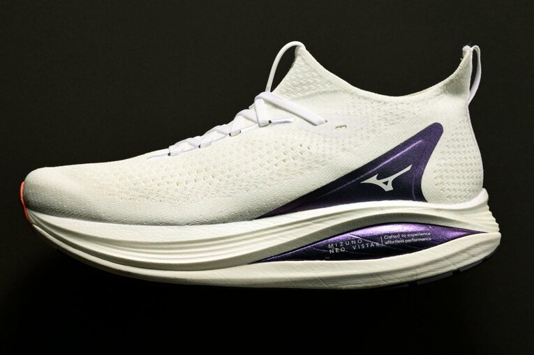 MIZUNO NEO VISTA2／Smooth Speed Assist（スムーズスピードアシスト）は、カーブした前足部、拡張された中足部、カットされた踵部が三位一体となり、走行時の足関節の最適な角度維持をサポート。クッション性、反発性が前作よりも大きく向上。グラスファイバー強化のナイロンプレートを搭載。22,000円（税込）／2025年6月20日発売
