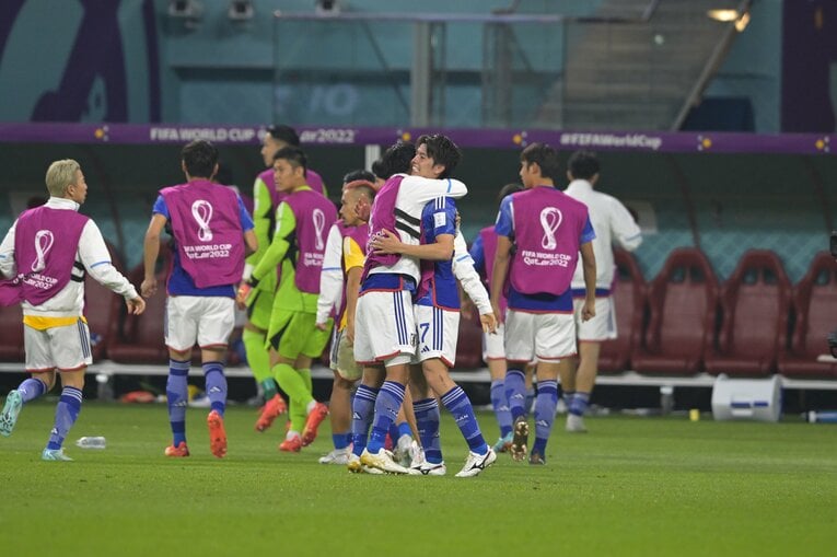 田中を祝福するメンバーたち（奇跡のゴールシーン　57／57）©Koki Nagahama/JMPA