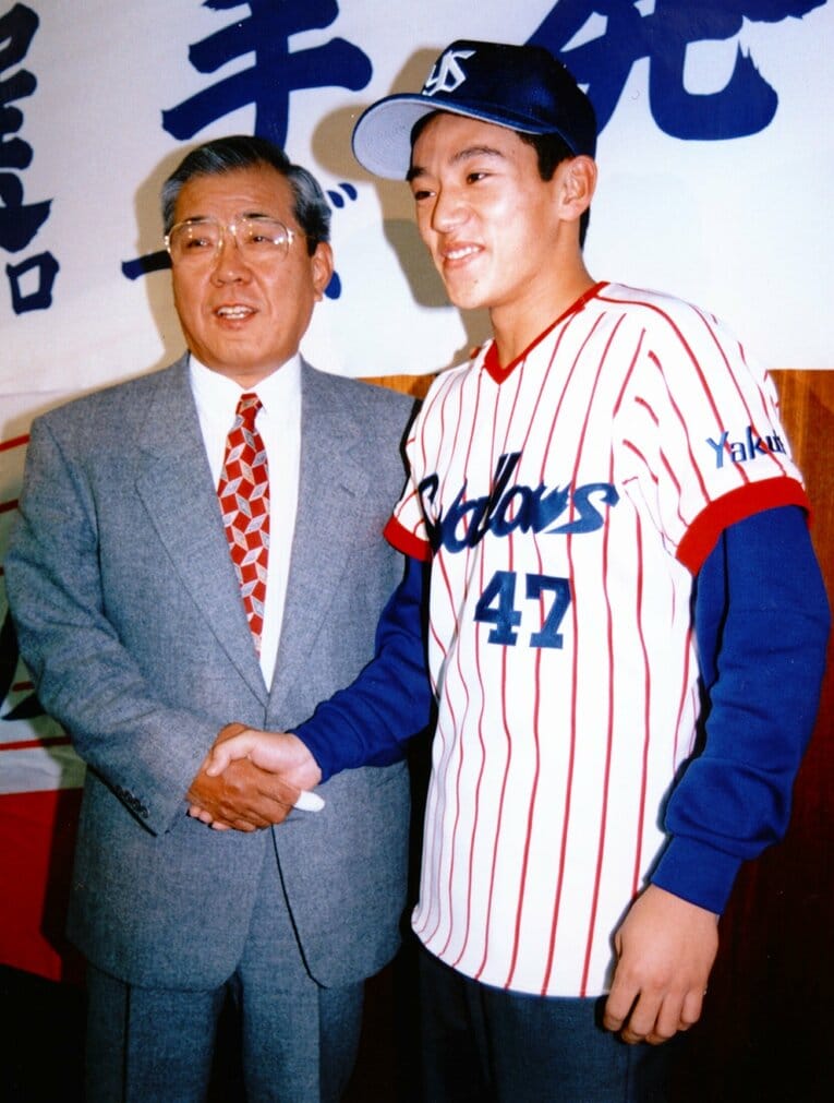 入団会見での野村監督と度会さん　©︎SANKEI SHIMBUN