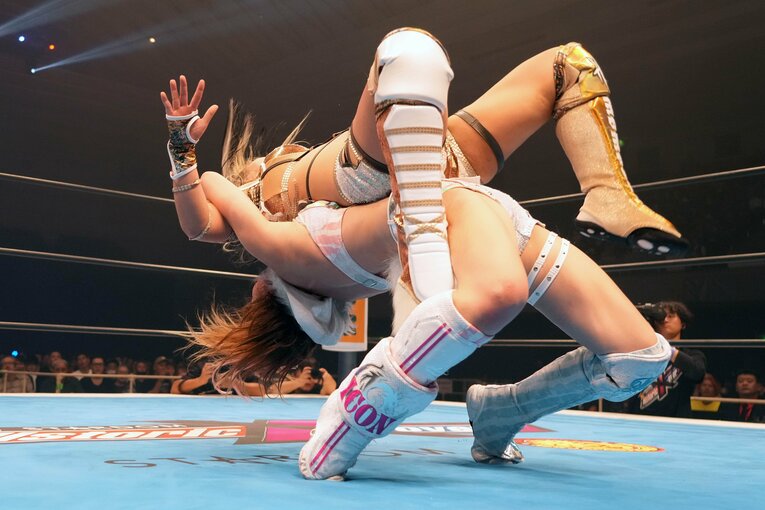 フィニッシュとなった岩谷麻優の二段式ジャーマンスープレックスホールド　©Essei Hara