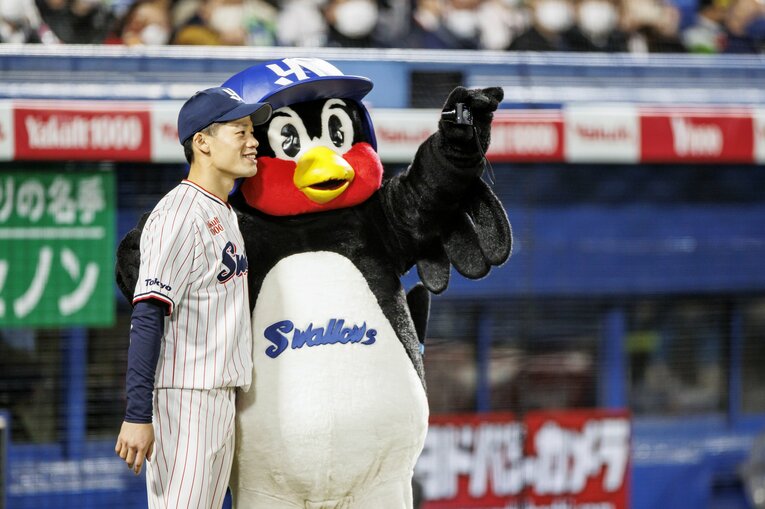 塩見と2ショットを撮影するつば九郎　©Kiichi Matsumoto