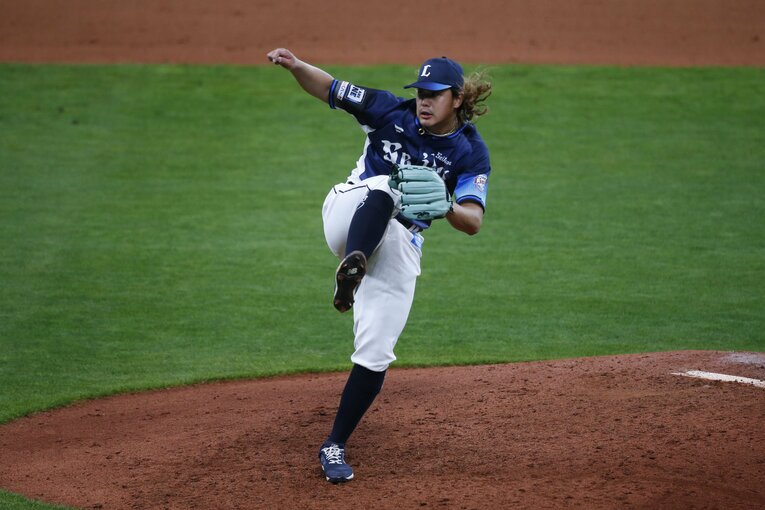 躍動感ある西武・高橋光成のピッチング。マウンドでなびく長髪はポンセ（日本ハム）を真似て伸ばし始めたと言うが、そこまで明確な理由はないようだ　©︎KYODO