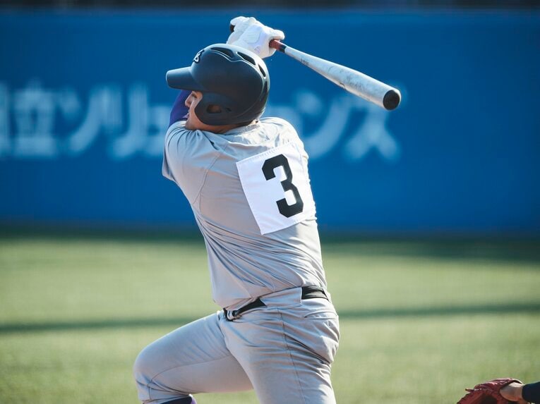 麟太郎の豪快な打撃フォーム4 ©Yuki Suenaga