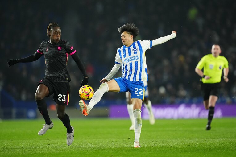 今シーズンのプレミアリーグ「最優秀ゴール」に選ばれたチェルシー戦のスーパーゴール。GKフェルブルッヘンのパスを「神トラップ」する三笘【1枚目／全2枚】　©JIJI PRESS