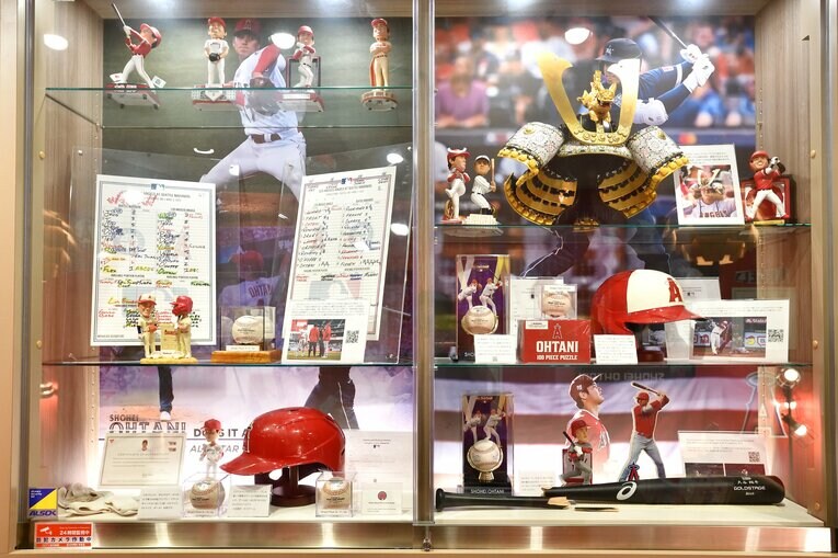 ヘルメットだけでなく、大谷が身につける兜まで展示（スクロールすると他のグッズと一部グッズの詳細をご覧になれます）　©Takashi Shimizu