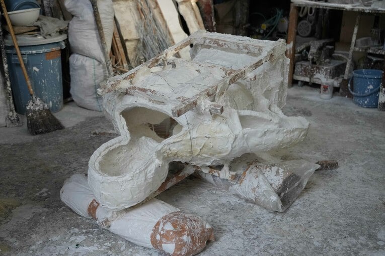 井野さんのアトリエに横たわる猪木像