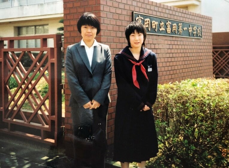 中学校の入学式にて。娘のためにともに福島に移住し、バドミントンの活動を献身的にサポートした（母・洋美さん提供）