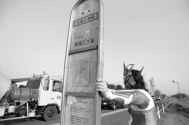 新日本プロレスの道場があった世田谷区野毛の近くのバス停にて。この地にはライガーの青春が詰まっている。 ／ photograph by EsseiHara
