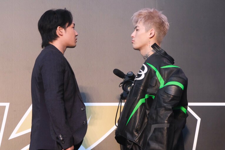 フェイスオフで互いを睨みつける