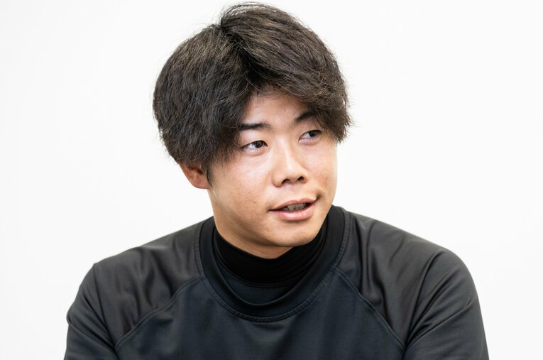 インタビューに答える松原聖弥（トレード発表前の6月20日に撮影） ／ photograph by Nanae Suzuki