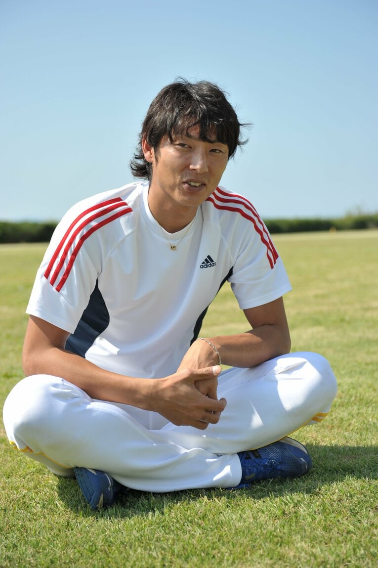 リハビリコーチ時代（2011年）の斉藤和巳　©BUNGEISHUNJU