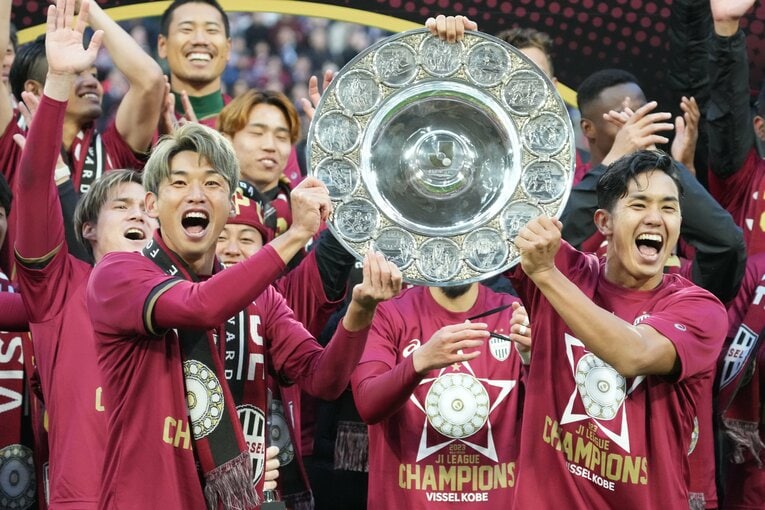 シャーレを掲げる大迫勇也と武藤嘉紀　©Masashi Hara