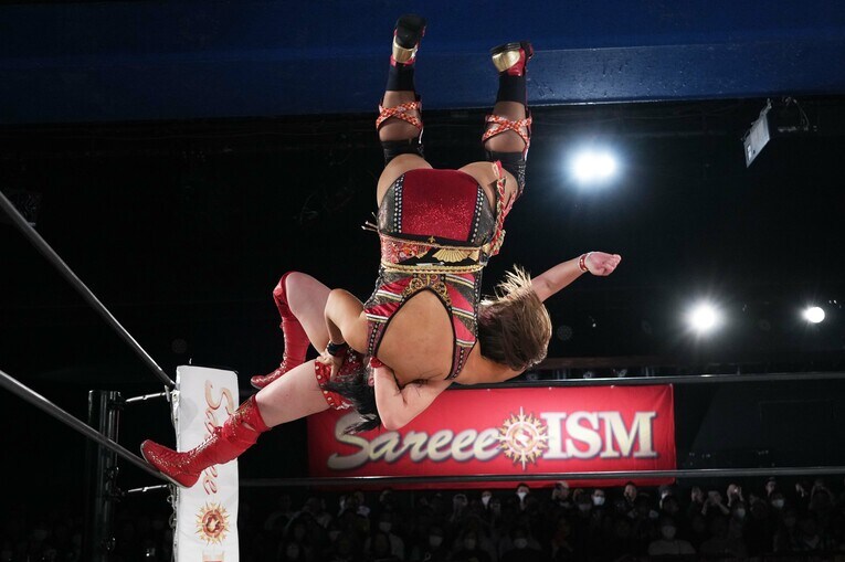 コーナーからブレーンバスターを放つSareee　©Essei Hara