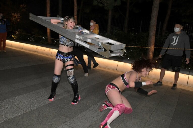 アイドルとしても活躍する乃蒼ヒカリも路上プロレス参戦。スカイツリー前で大暴れ　(C)DDTプロレスリング