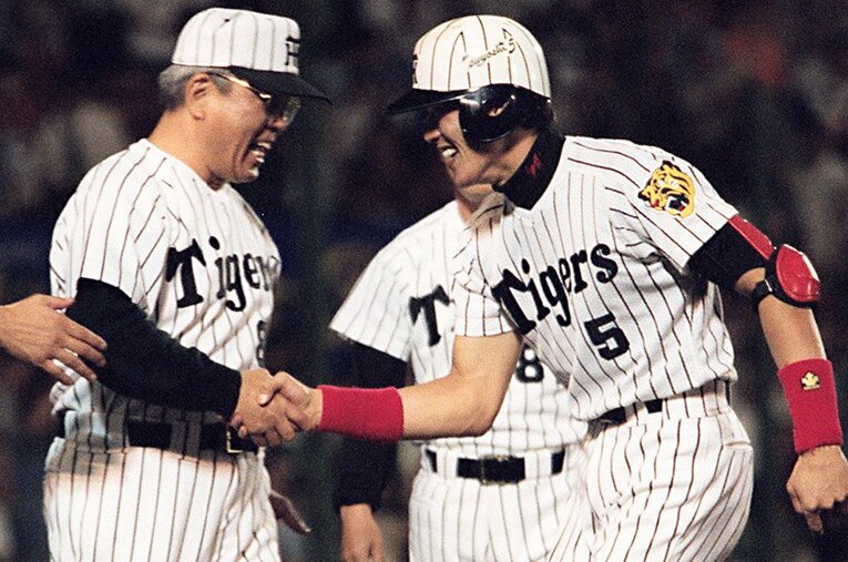 伝説の「敬遠球サヨナラ打」で大喜びの新庄ビッグボスと野村監督。「珍プレー好プレー」でも欠かせない存在だった ／ photograph by Kyodo News