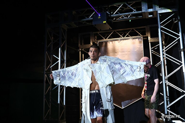 父がデザインした個性的なガウンで入場する佐藤将光　©RIZIN FF