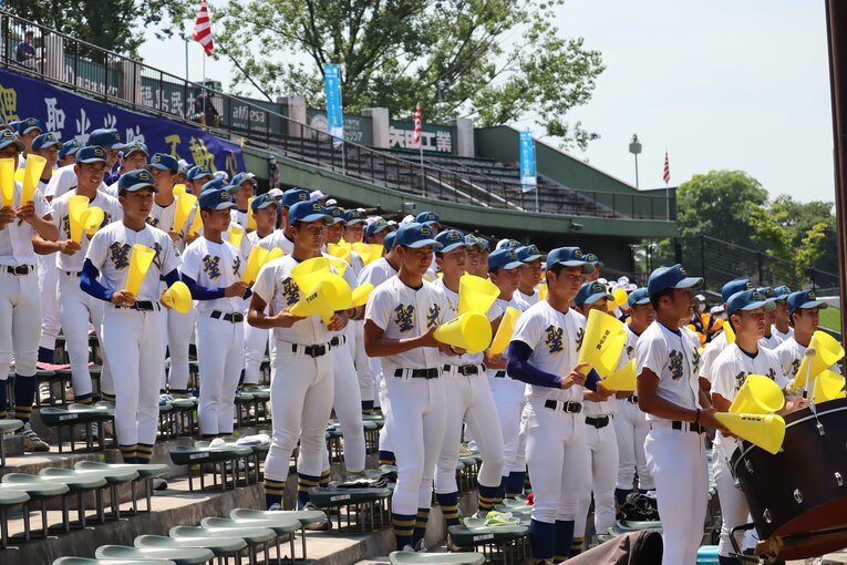 「声出しでの応援」は禁止のなか、メガホンと太鼓で選手を後押しするメンバー外の選手たち　©Genki Taguchi