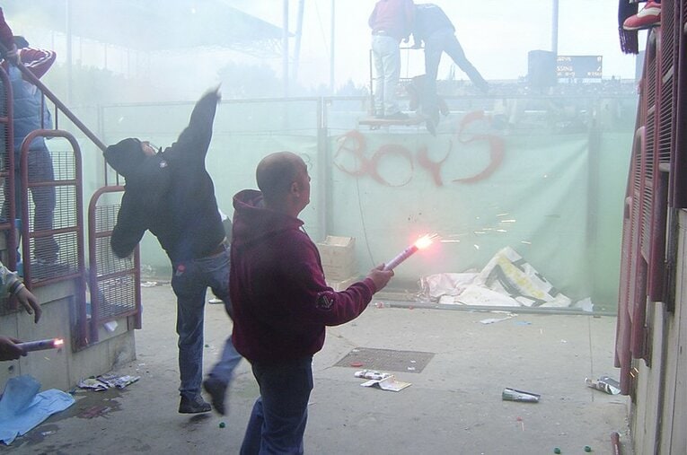 海峡ダービーのゴール裏での1コマ。サッカー場ではなく、戦場にしか見えない。 ／ photograph by Takashi Yuge