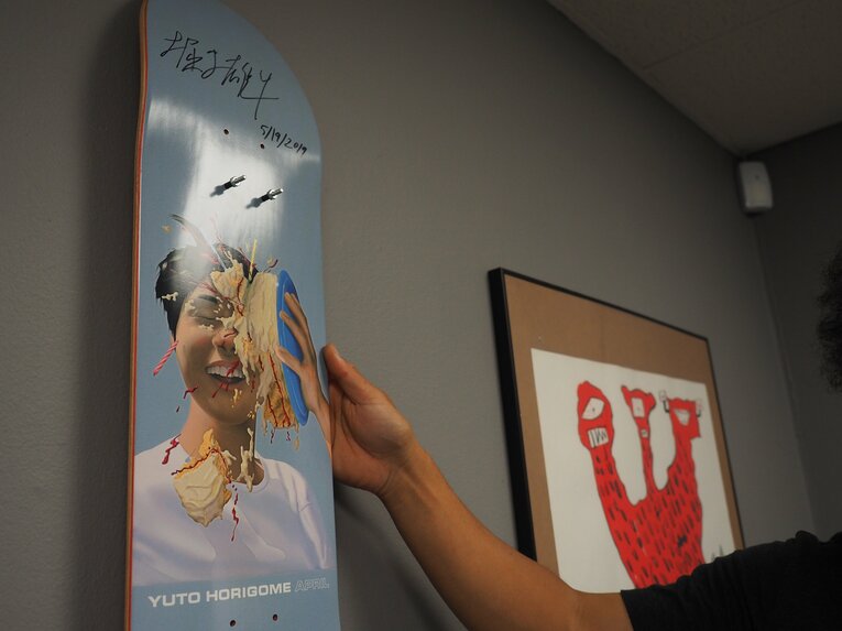 吉田宏之さんのオフィスに飾ってある堀米モデルのデッキ