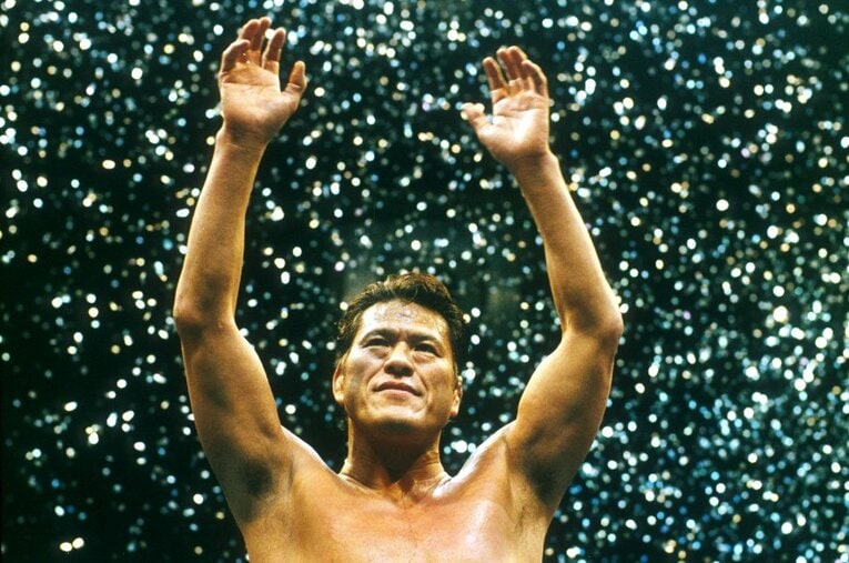 1995年北朝鮮のメーデースタジアムでの試合後に撮られた1枚。観客動員38万人の大イベントに猪木が込めていた思いとは…？ ／ photograph by Essei Hara