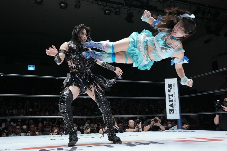 玖麗さやかのドロップキックを受け止める上谷沙弥。4月11日、後楽園ホール　©Essei Hara