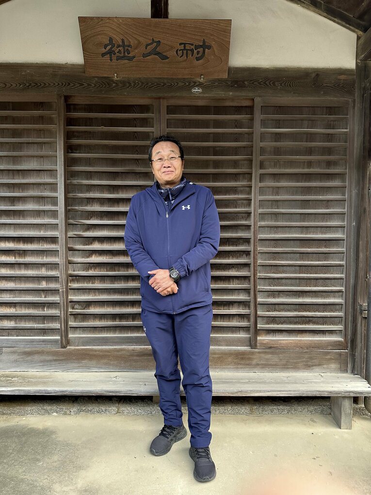 女子バレーボール部の顧問で、28年間にわたって母校でもある耐久高で教鞭を執る白井敏之教諭　©Yuji Yanagawa