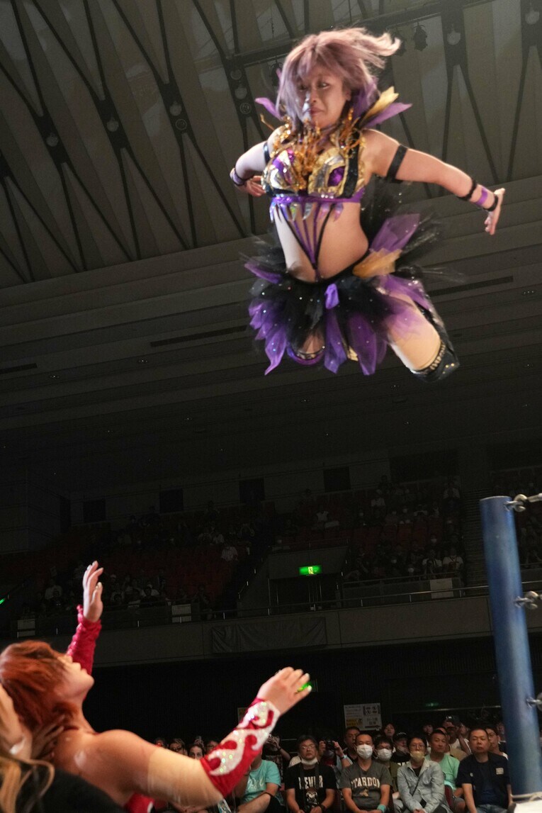 中野たむのプランチャ・スイシーダ　©Essei Hara