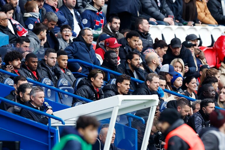 ベンチから試合を見つめる中村　©Daisuke Nakashima