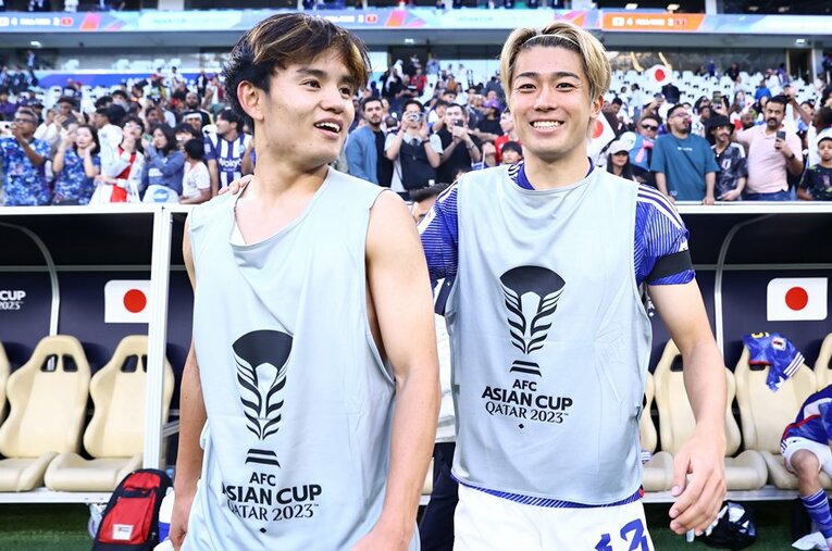 アジア杯では2試合に先発した中村敬斗（右）。世代別日本代表でも共にプレーしてきた久保建英らとのコンビネーションにも期待したい ／ photograph by JFA/AFLO