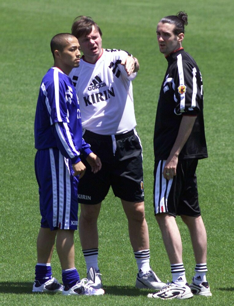 01年、トルシエのアドバイスを聞く小野　©JIJI PRESS