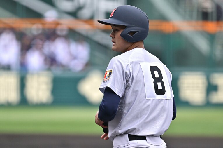 横浜の主将・阿部葉太は強肩強打に加えて俊足好守。プロの評価も高かったが…　©Hideki Sugiyama