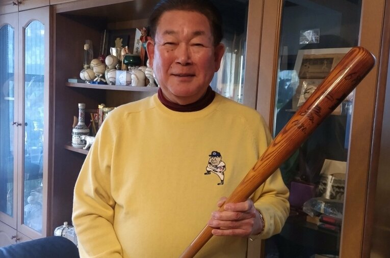 取材に応じた中日OB・鈴木孝政（70歳）。手に持つバットは山本浩二から譲り受け、王貞治が現役引退した80年、王本人にサインしてもらったもの ©Makoto Okano