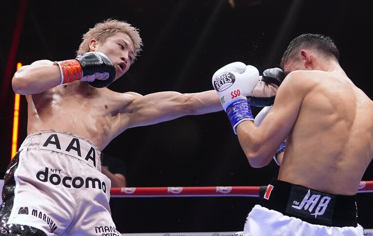 井上尚弥のジャブを被弾するピカソ（2枚目／全3枚） ©Naoki Fukuda