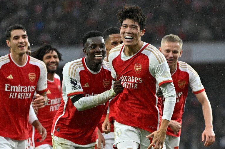 10月28日のシェフィールド・U戦。アーセナルでの初ゴールを決めた冨安健洋（25歳）を祝福するチームメイト ／ photograph by AFLO