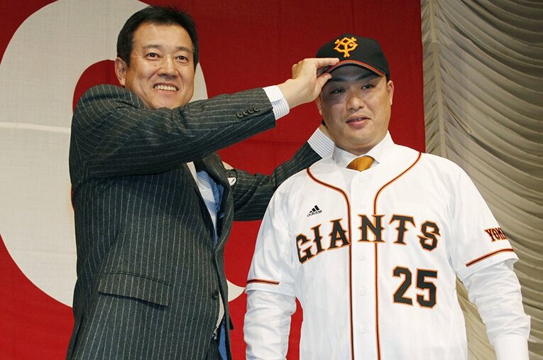 2011年12月、横浜（現DeNA）から巨人にFA移籍をした村田（右）。会見では原監督に「打点100をねらうそうです！ホームラン30本ねらうそうです！」とハッパをかけられた ／ photograph by KYODO