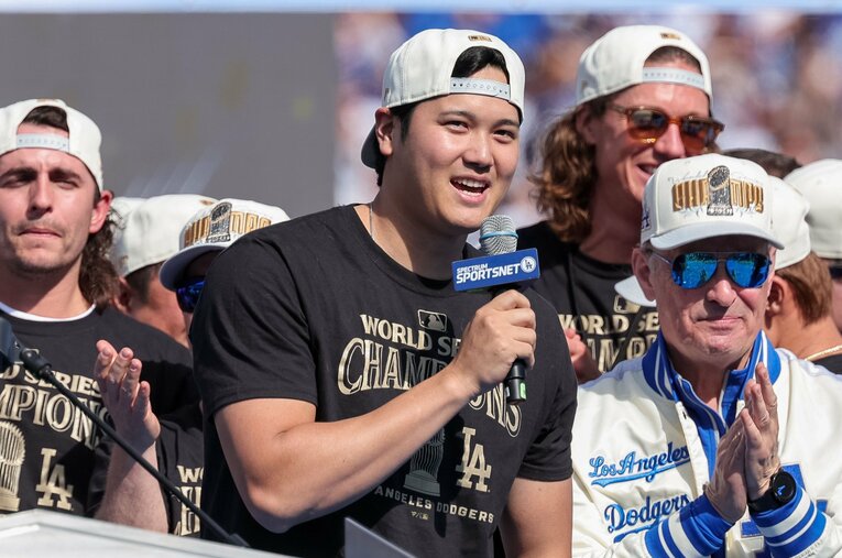 昨年のワールドシリーズ優勝イベントで。大谷翔平（30歳）の英語スピーチが話題に。ドジャース現地ファンに大谷への本音を聞いた ／ photograph by AFLO