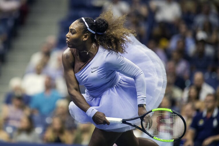 2018年の全米、ワンショルダー風のウェアで登場したセリーナ。決勝で大坂に敗れて初優勝を許した　©Getty Images