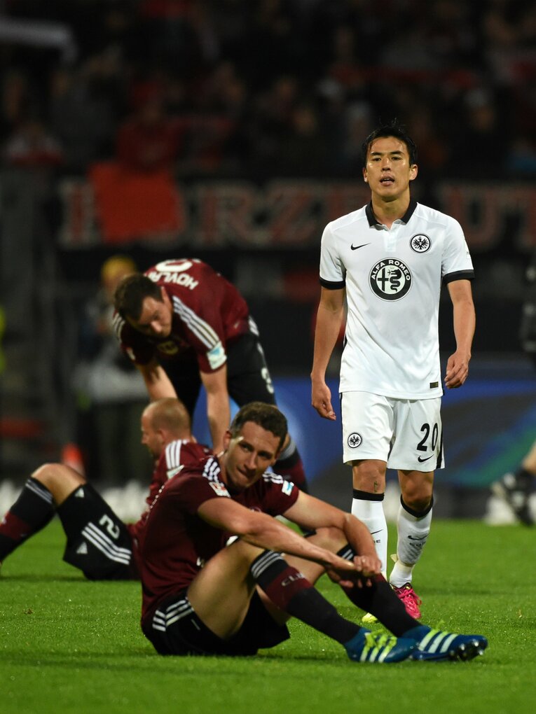 【長谷部誠、ドイツでの足跡】フランクフルト時代、ニュルンベルクとの入れ替え戦に勝利したのち、傷心の元仲間に近づき…　©Etsuo Hara/Getty Images