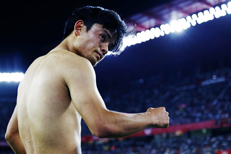 【テレビに映らないクボの素顔】途中交代後、久保が見せた「ファンへのユニフォームプレゼント→肉体美」（全3枚中の3枚目）　©Daisuke Nakashima