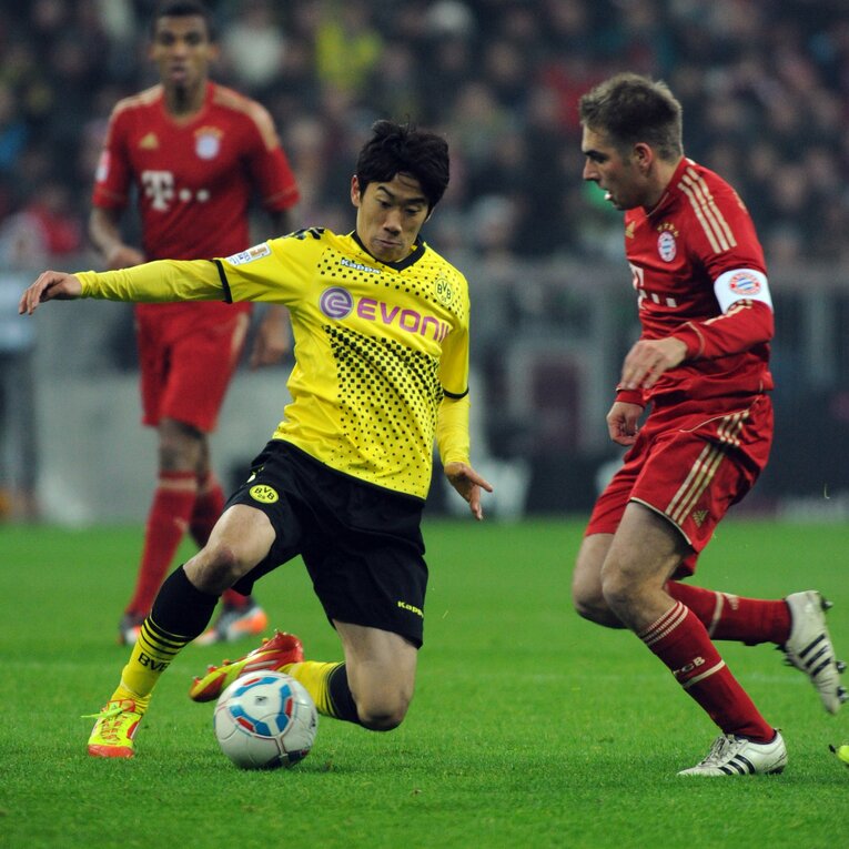 ドルトムント時代の香川真司（2011年）。バイエルン・ミュンヘンのフィリップ・ラームとのマッチアップ