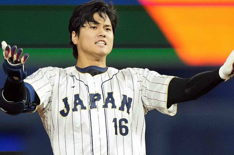 WBC準決勝のメキシコ戦、9回の先頭打者としてツーベースヒットを放ち、雄叫びをあげた大谷翔平 ／ photograph by JIJI PRESS